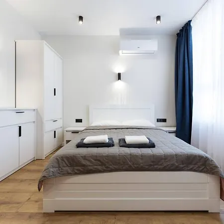 Квартири Люкс Метро Чернігівська Apartment Kyiv Exterior photo